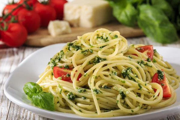 Спагетти с песто и помидорами черри — стоковое фото