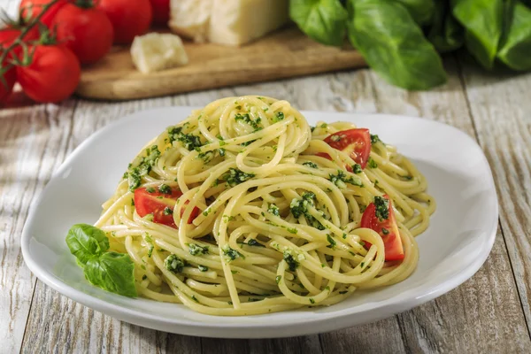 Espaguetis con pesto y tomates cherry — Foto de Stock