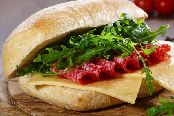 Ciabatta com salame e queijo — Fotografia de Stock