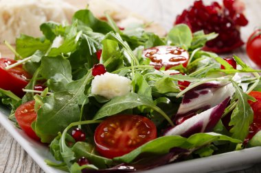 parmesan peyniri ve nar salatası
