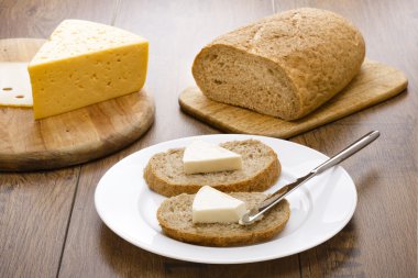 üçgen krem peynir ekmek üzerinde