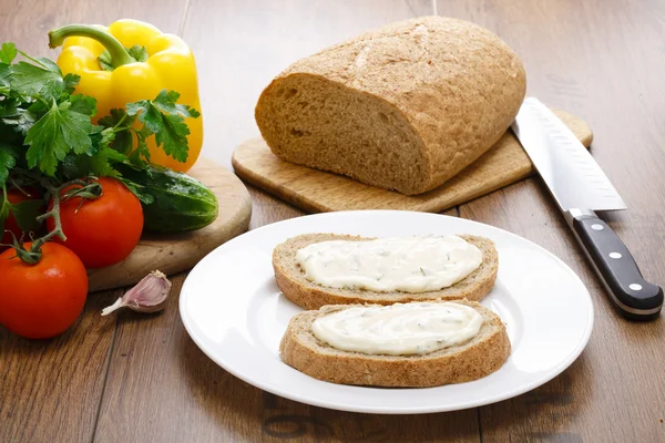 Spread with cream cheese on bread — Stock Photo, Image