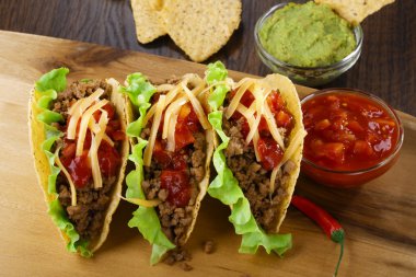 Kıyılmış et ve domates salsa ile tacos