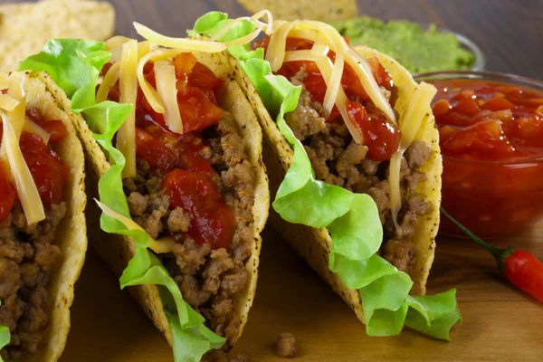 Tacos com carne picada e salsa de tomate — Fotografia de Stock