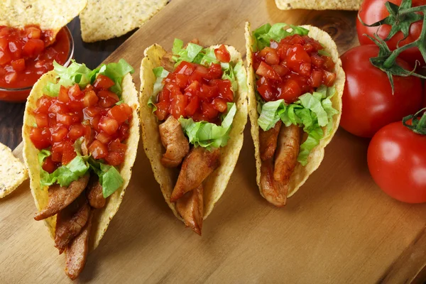 Hühnchen-Tacos mit Tomaten-Salsa — Stockfoto