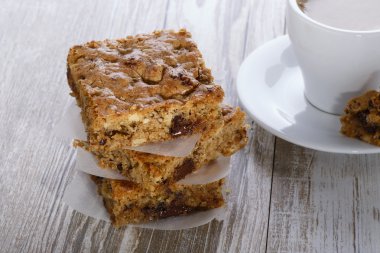 ceviz ve çikolata ile sarışın kek