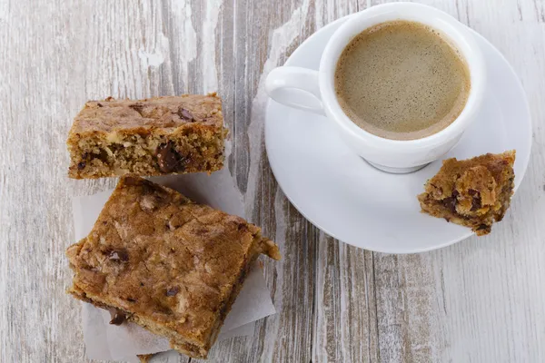 Brownie loiro com nozes e chocolate — Fotografia de Stock