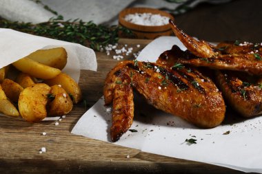 ızgara tavuk kanadı fırında patates ile