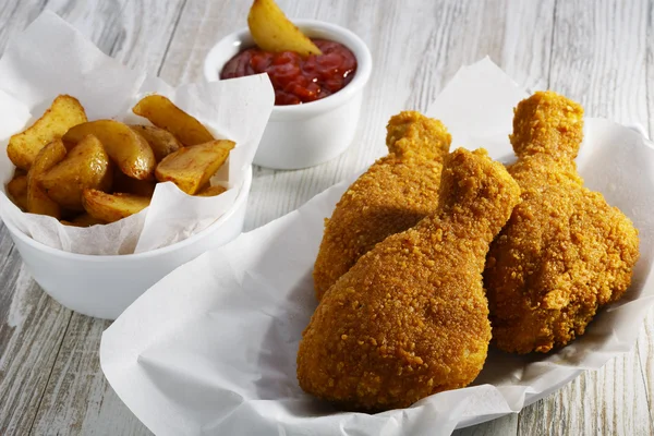 Pernas de frango empanadas com batatas fritas — Fotografia de Stock