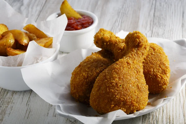 Gambe di pollo impanate con patate fritte — Foto Stock