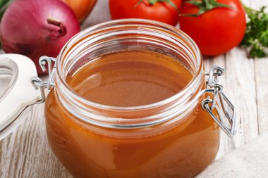 karanlık et suyu tencerede