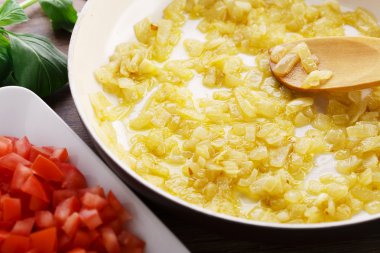 bir tavada kızarmış soğan