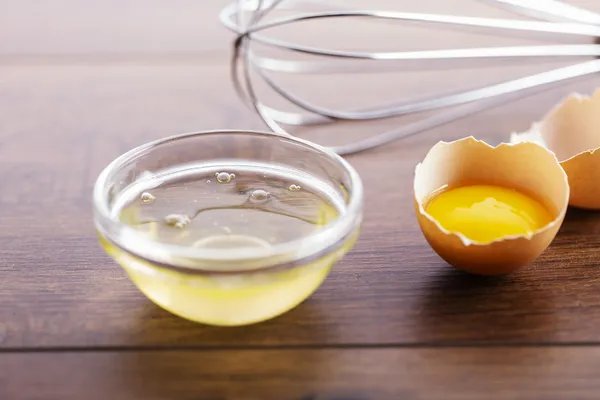 Telur kuning telur dalam shell — Stok Foto