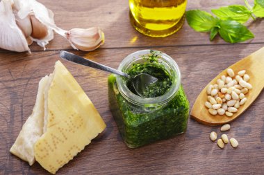 pesto bir kavanoz içinde