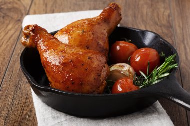 bir tavada kızarmış tavuk budu