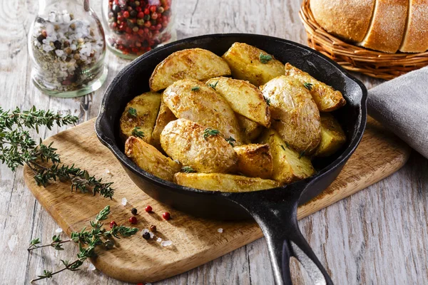 Gebakken aardappelen in de pan — Stockfoto