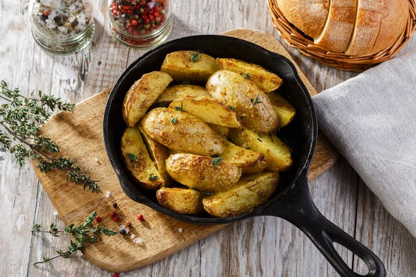 Batatas assadas na panela — Fotografia de Stock