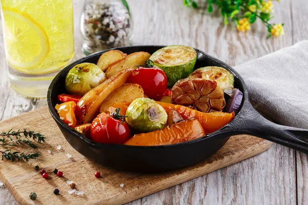 Жареные овощи в кастрюле — стоковое фото