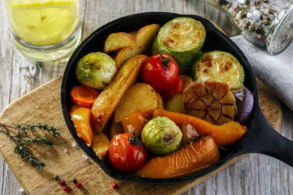 Verduras asadas en una sartén — Foto de Stock