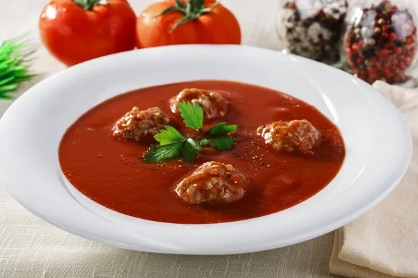 Sopa de tomate com almôndegas — Fotografia de Stock