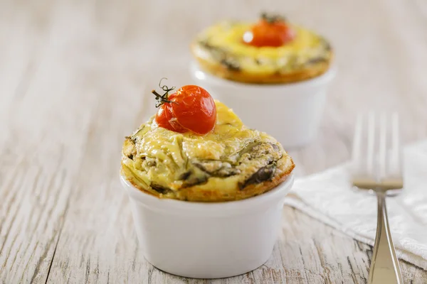 Omelete com espinafre tomates cereja — Fotografia de Stock