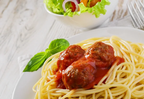 Спагетти с соусом из фрикаделек — стоковое фото