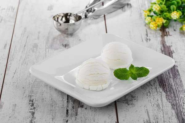 Zmrzlina bílé koule — Stock fotografie