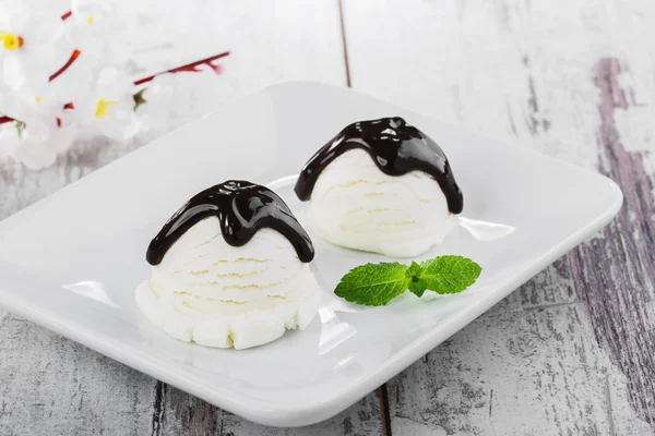 Bílé zmrzlinu s čokoládou — Stock fotografie