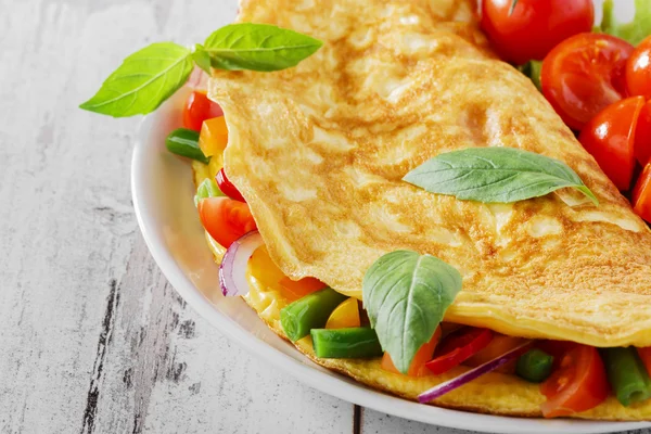 Omelet with vegetables and cherry tomatoes — Stock Photo, Image