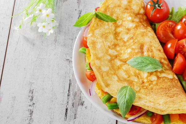 Omelet with vegetables and cherry tomatoes — Stock Photo, Image