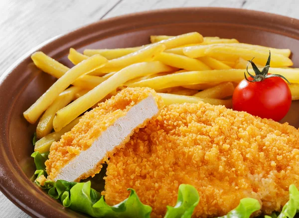 Patatas fritas de escalope de pollo empanado — Foto de Stock