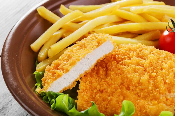 Frango assado schnitzel batatas fritas — Fotografia de Stock