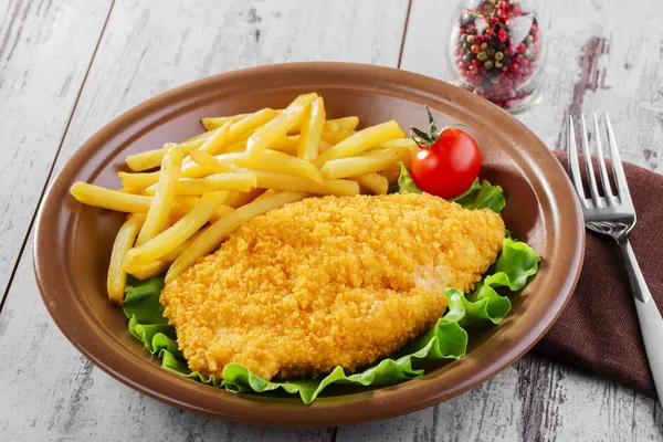 Frango assado schnitzel batatas fritas — Fotografia de Stock