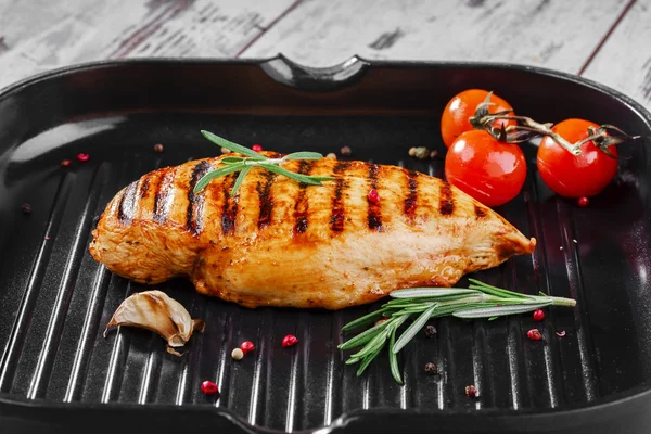 Filé de frango grelhado na panela — Fotografia de Stock