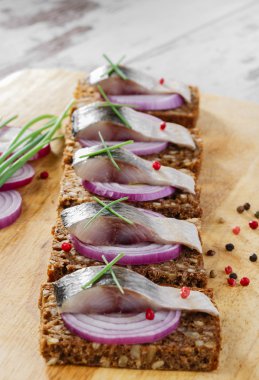 bir dilim ekmek ringa