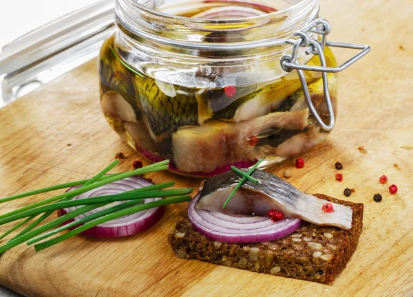 Stück Hering auf einer Scheibe Brot — Stockfoto