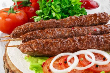Ahşap şiş üzerinde şiş kebap
