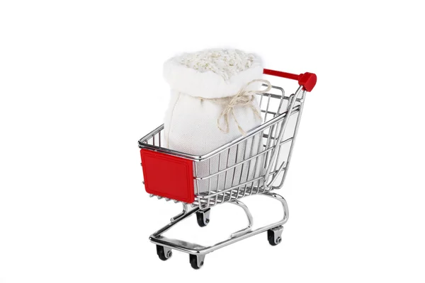 Torba pirinç içinde bir alışveriş arabası — Stok fotoğraf