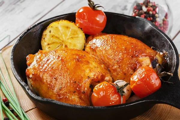 bir tavada kızarmış tavuk uyluk