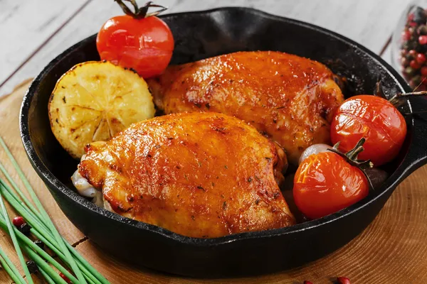 Gebakken kip dijen in een pan — Stockfoto