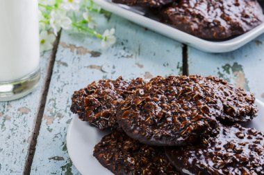 sütlü çikolata yulaflı kurabiye