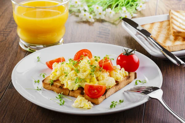 Scrambled eggs breakfast with toasts — Stock Photo, Image