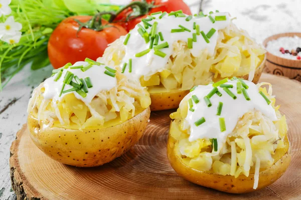 Batata assada inteira com queijo e molho — Fotografia de Stock