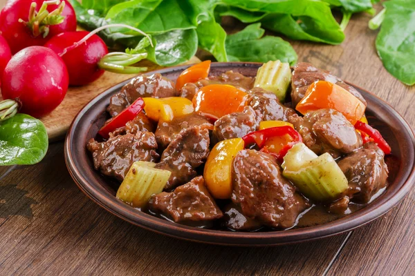 Carne di guazzo con verdure sul piatto — Foto Stock