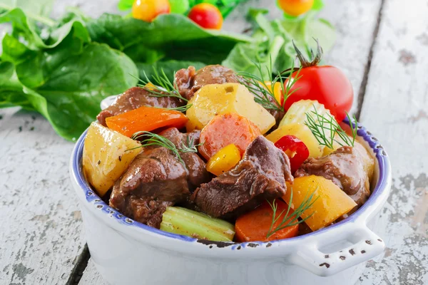 Gulasch mit Gemüse und Kartoffeln — Stockfoto