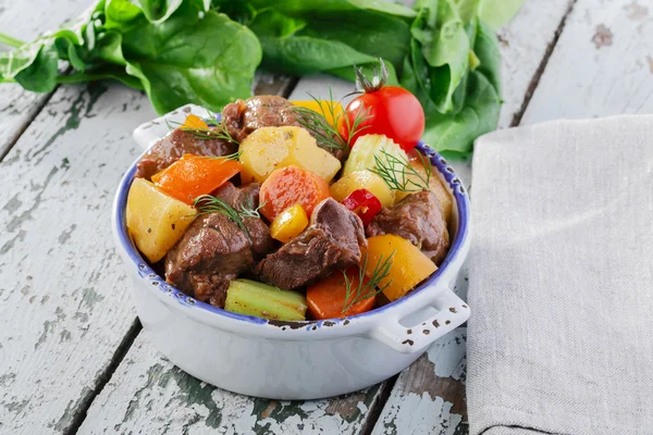 Gulasch mit Gemüse und Kartoffeln — Stockfoto