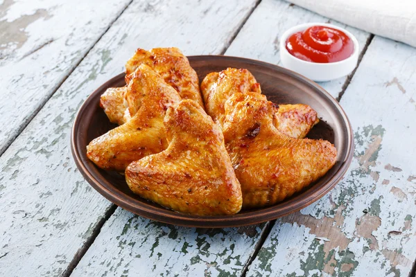 Ali di pollo fritte su un piatto — Foto Stock
