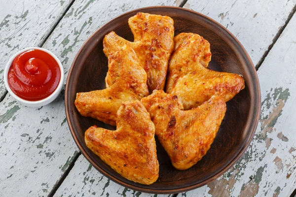 Ali di pollo fritte su un piatto — Foto Stock