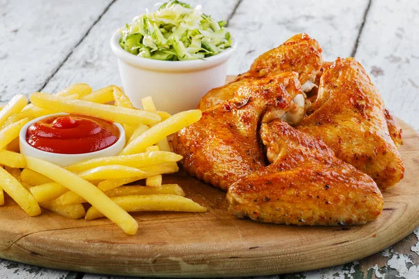 Asas de frango fritas com batatas fritas — Fotografia de Stock