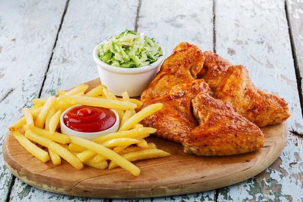 Asas de frango fritas com batatas fritas — Fotografia de Stock